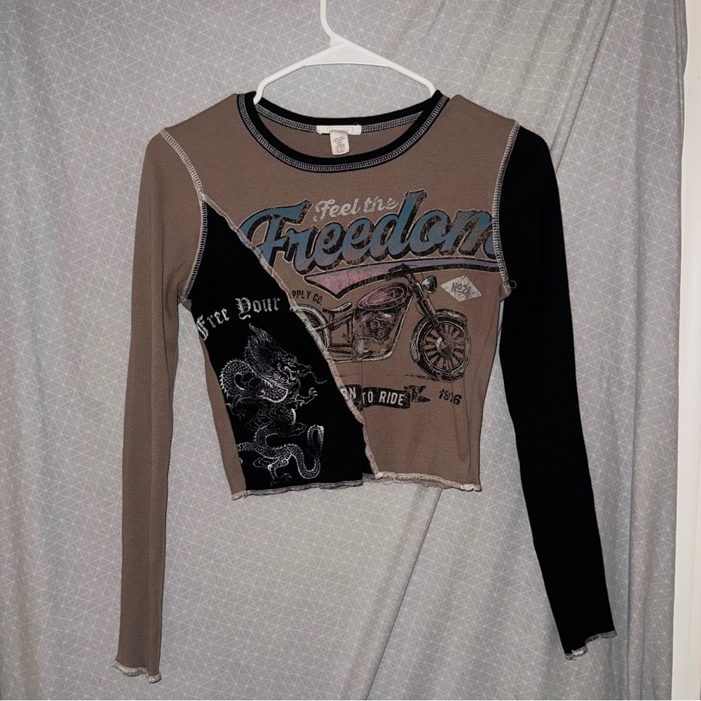 Full Tilt Brown and Black Long Sleeve Graphic Top from Tilly’s